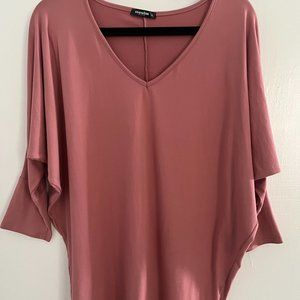 Super soft, V-neck, batwing mauve/pink top XL and never worn